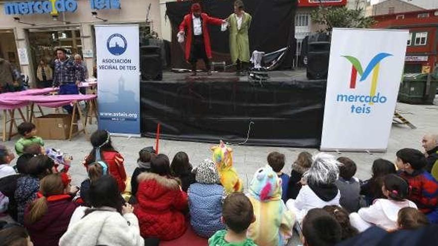 Teis celebró su carnaval de la mano de &quot;Os Ceboleiros&quot; . // R. Grobas