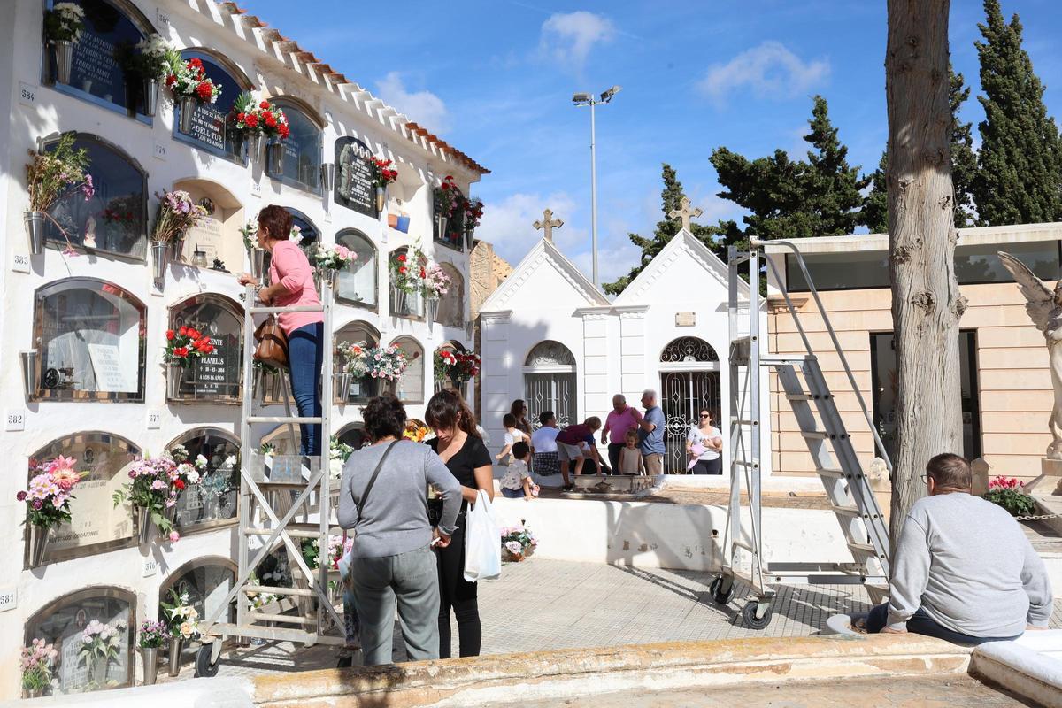 Todas las fotos del día de Tots Sants en los cementerios de Ibiza