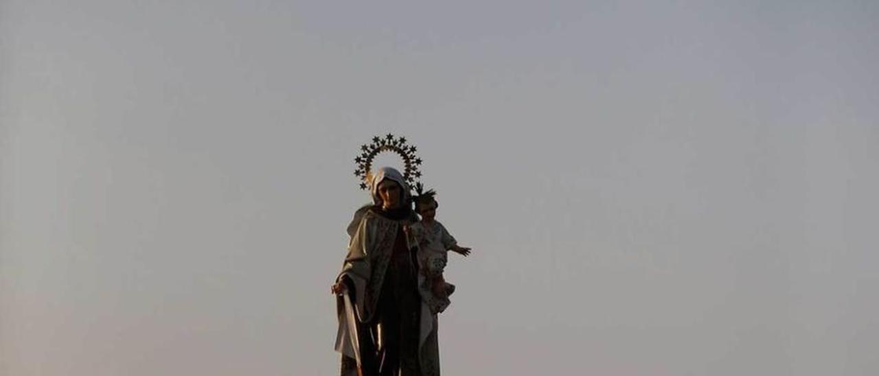 El &quot;baño&quot; de la Virgen del Carmen en el mar, el pasado 16 de julio.