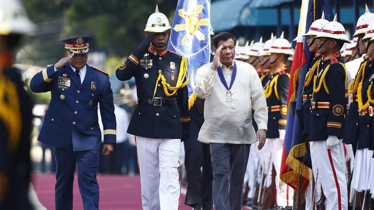 Duterte (derecha) y el jefe de policía de Filipinas, Ronald dela Rosa, durante una ceremonia con motivo del 116 aniversario del servicio policial, en Quezon City, cerca de Manila, el 9 de agosto.