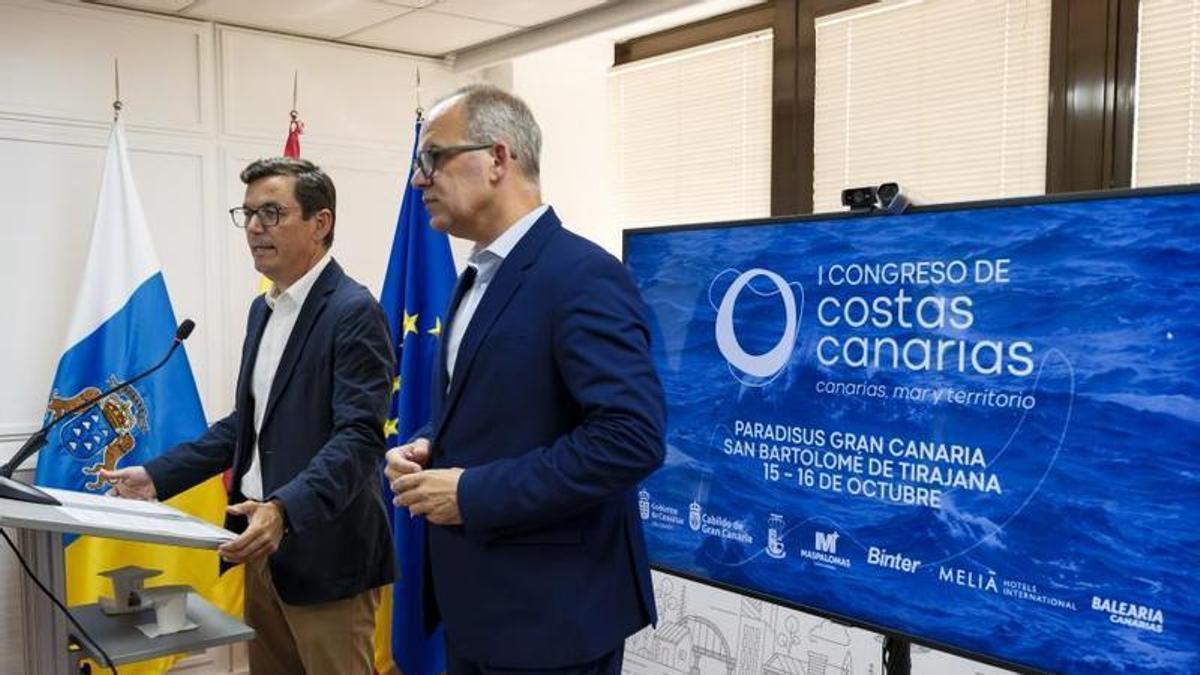 El consejero de Obras Públicas y el director general de Costas presentando el I Congreso de Costas de Canarias