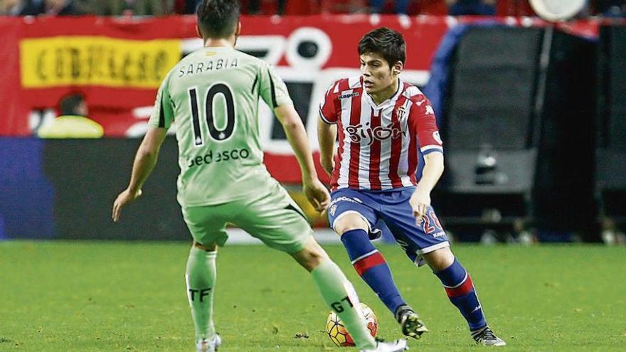 Jorge Meré controla el balón presionado por el jugador del Getafe Sarabia.