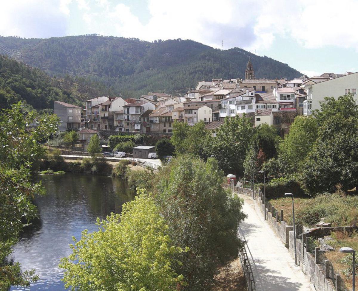 Una vista de la villa bañada por el río Avia. | IÑAKI OSORIO