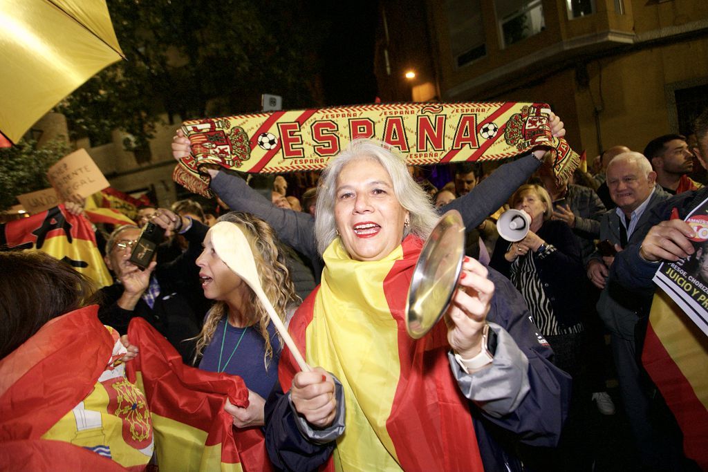 Cientos de manifestantes vuelven a asediar la sede del PSOE en Murcia