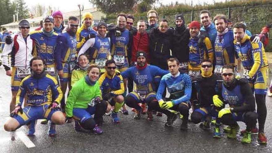 Foto de familia del Triatlón Duero en Alba de Tormes.