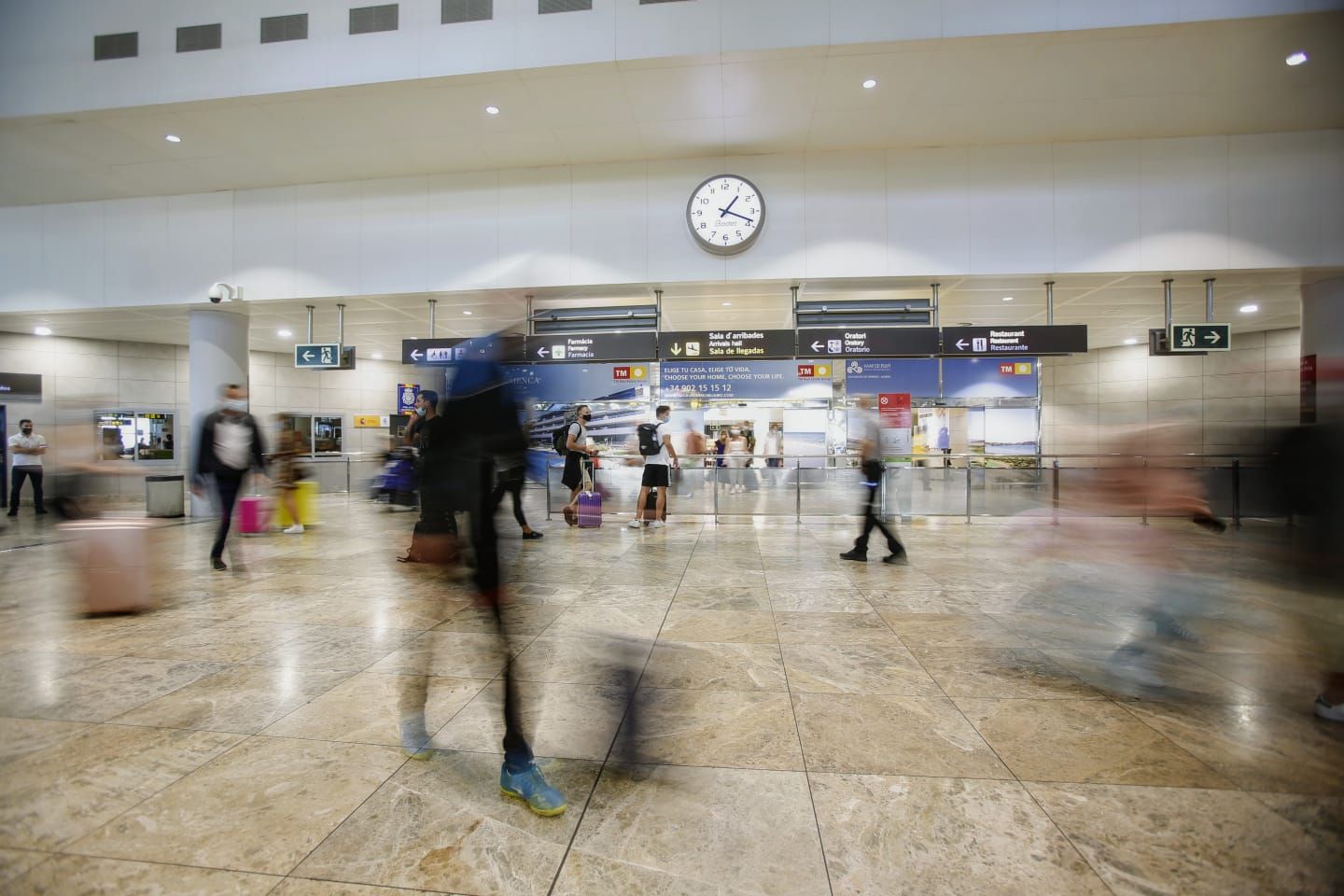 Llegada de turistas al aeropuerto y la estación de Adif en Alicante