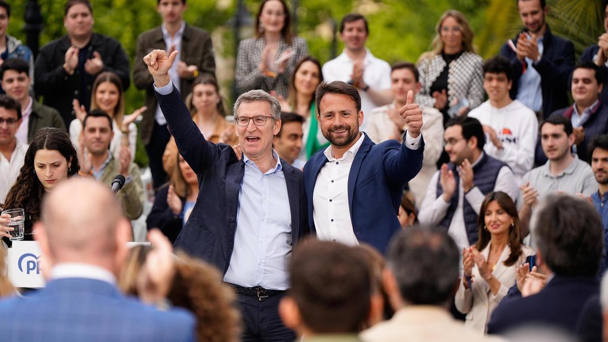 Alberto Núñez Feijoo y Álvaro Queipo en el Paseo Begoña de Gijón.