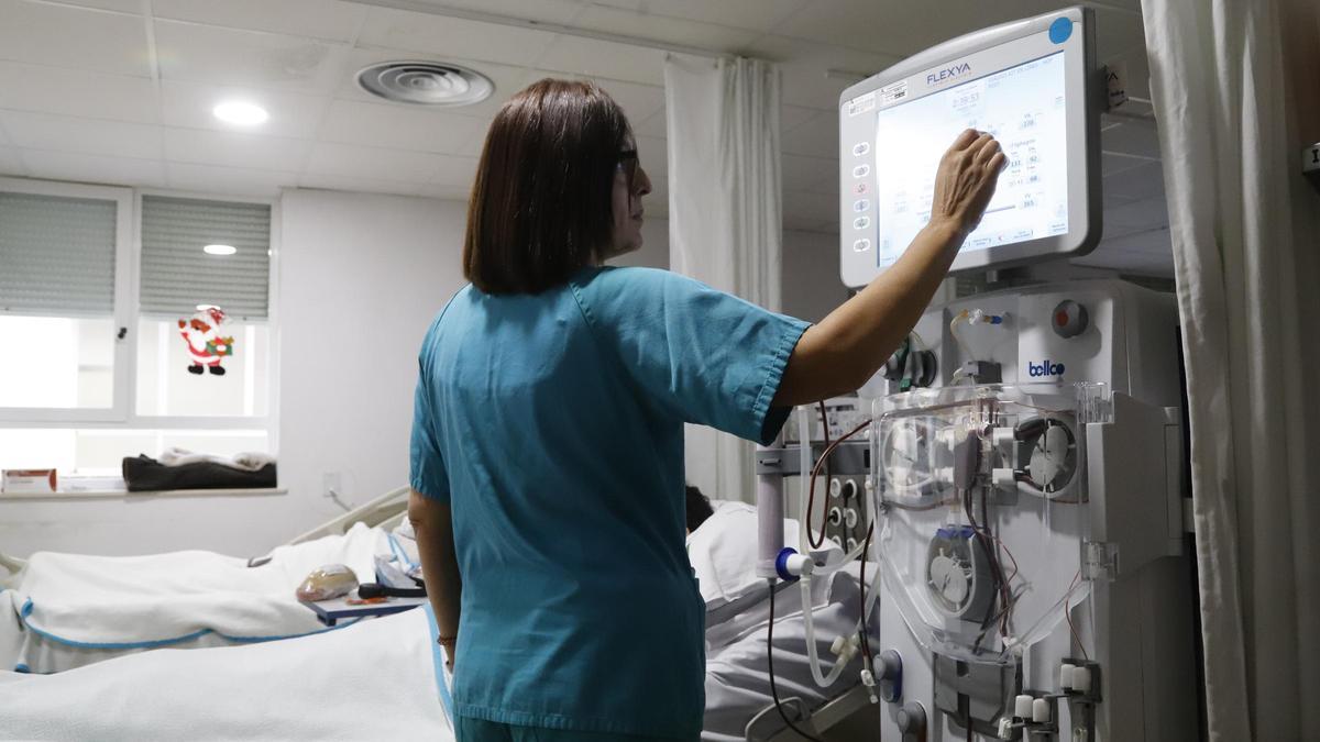 Realización de diálisis en el Servicio de Nefrología del hospital Reina Sofía.