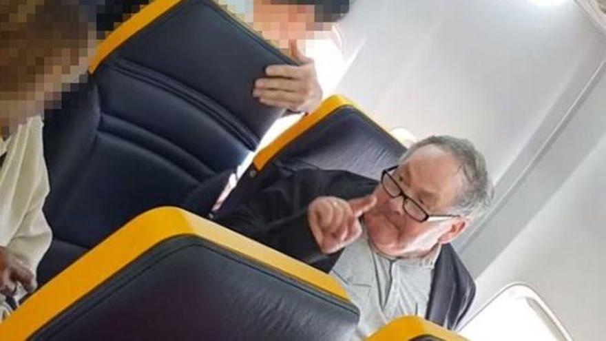 Un pasajero de Ryanair se niega a sentarse al lado de una mujer negra