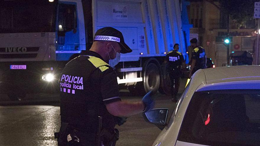 Control policial a Manresa durant una nit de toc de queda