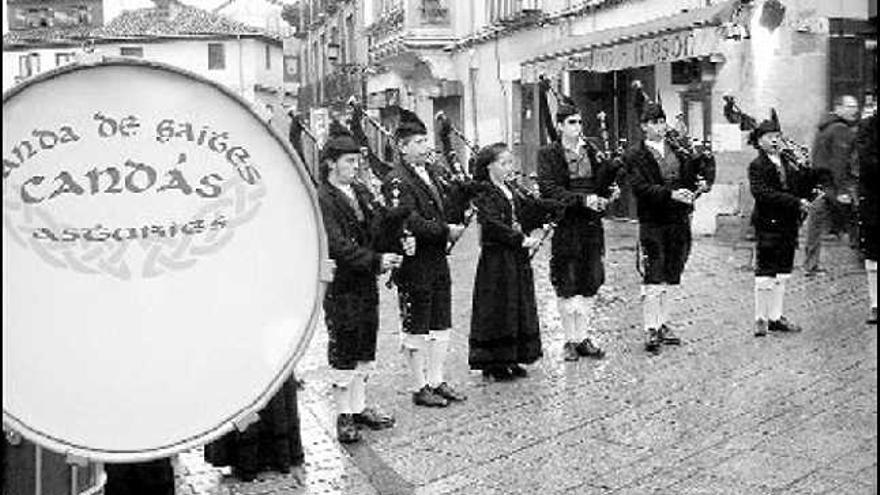 Banda de Gaitas de Candás, en la presentación de las jornadas del marisco en León.