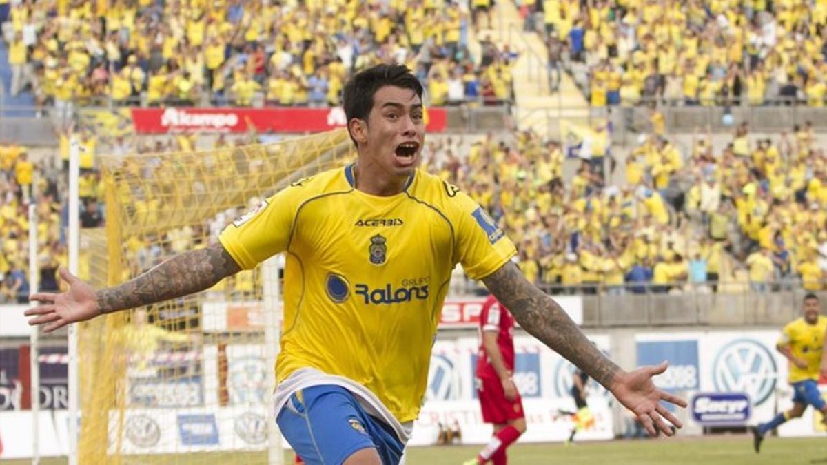 Sergio Araújo celebra un gol con el Las Palmas.