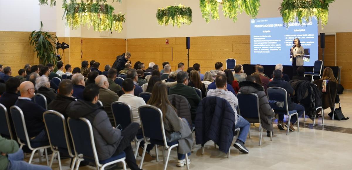 La responsable de relaciones institucionales de la compañía en España, Imelda Rodríguez, durante el encuentro con los tabaqueros.