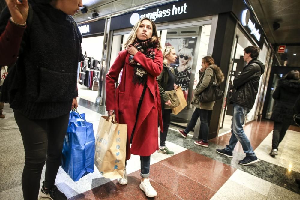 Asturias aprovecha el festivo para hacer sus compras navideñas