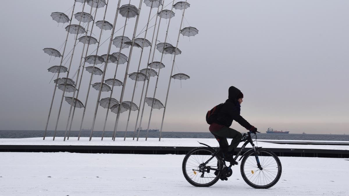 El frío polar colapsa el centro de Europa. En la foto, nieve en la ciudad de Tesalónica, en Grecia.