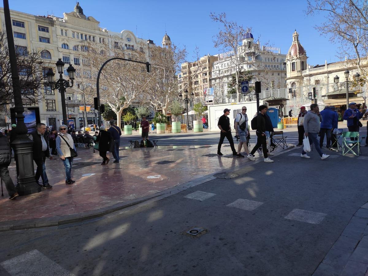 Gente sentada en sillas ya a las 10.00 horas de hoy para ver la mascletà en la plaza del Ayuntamiento de València.