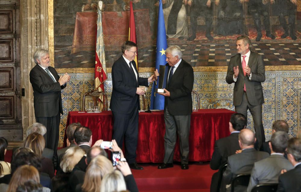 Felipe González recibe el Premio Convivencia de la Fundación Broseta