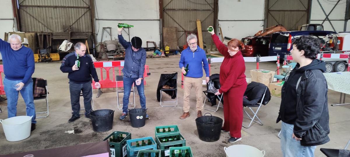 Participantes del taller practican el escanciado.