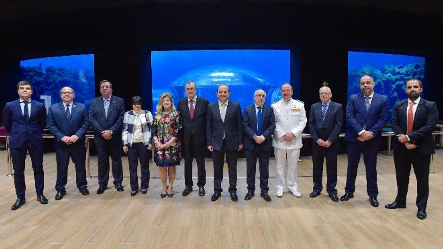 De izquierda a derecha, Boluda, Barrera, Domínguez, Santiago, Medina, Llorca, Cardona, Morales, Sobrino, González, Marrero y Correa, ayer en el Poema del Mar.