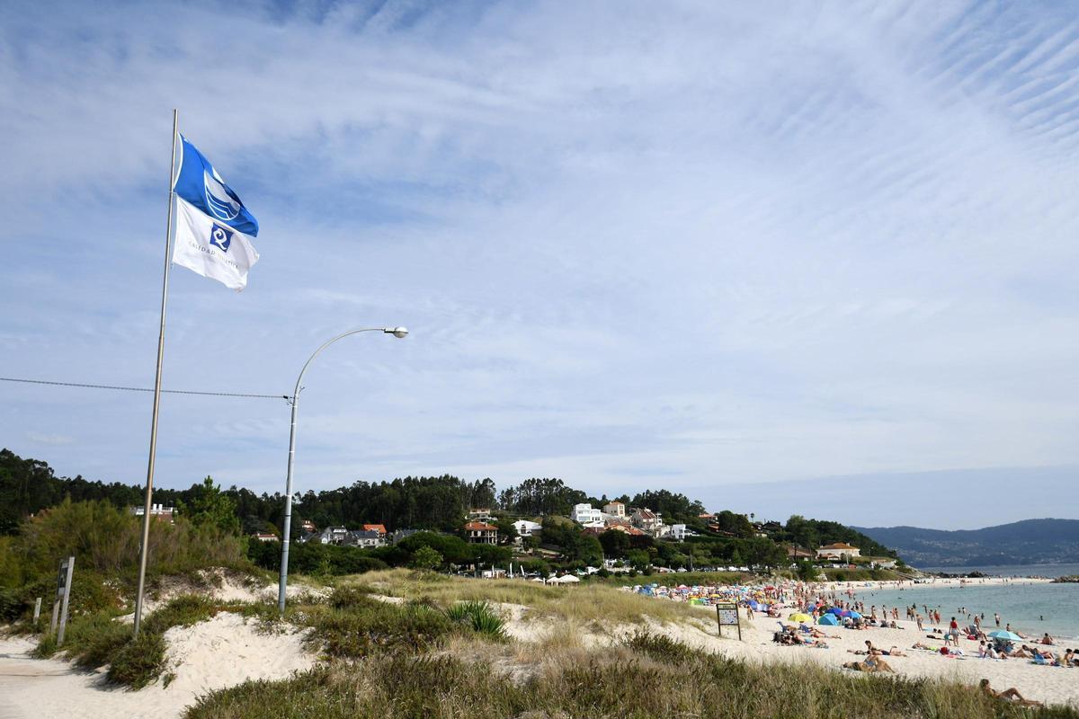Una bandera azul en Areas, playa de Sanxenxo donde volverá a lucir este año