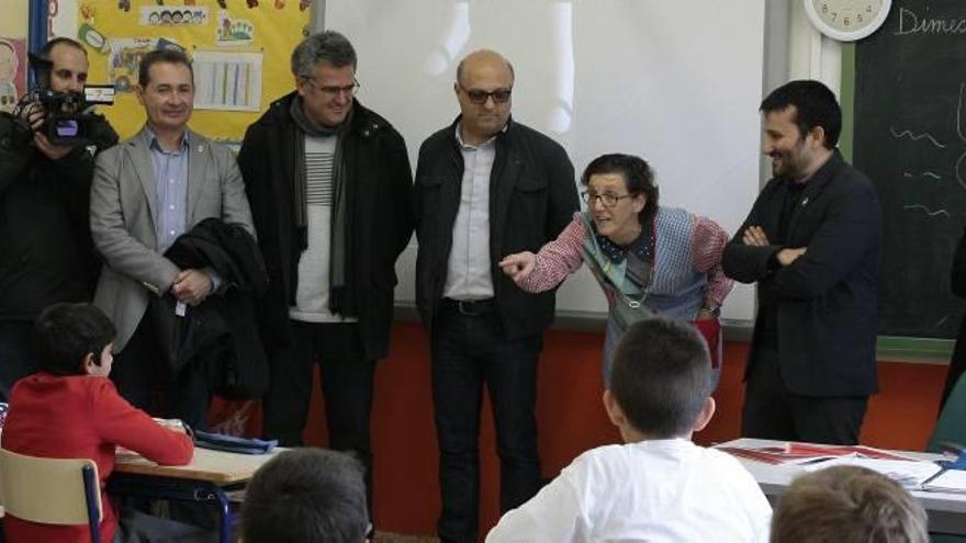 Maria Josep Amigó y Vicent Marzà, ayer con los escolares de Xirivella.