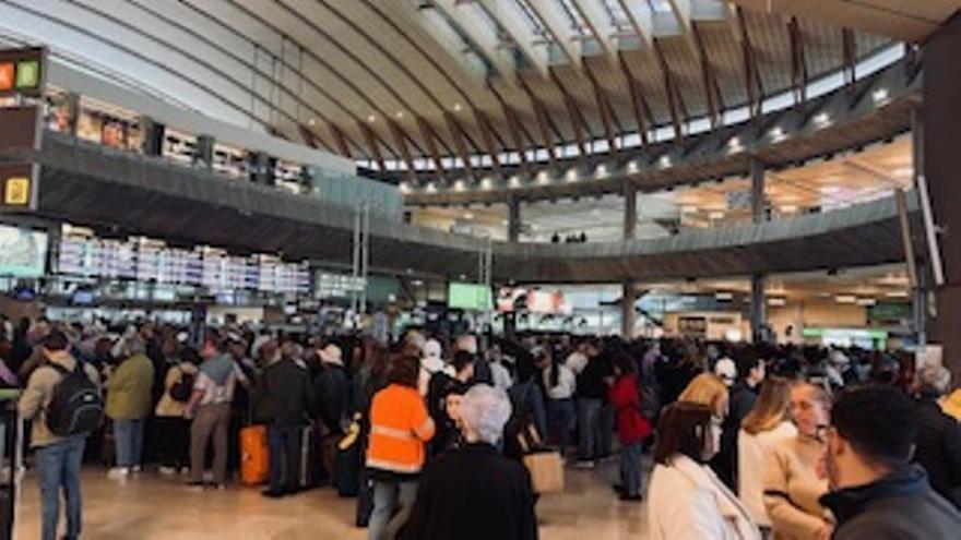 Evacuado el aeropuerto de Tenerife Norte por una incidencia técnica que causó retrasos y caos en la terminal