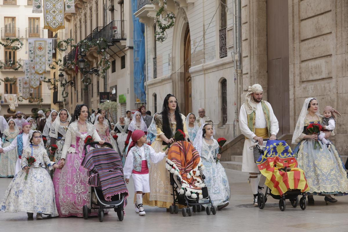 Todas las fotos de la ofrenda del 18 de marzo por la calle San Vicente hasta las 18:30 horas Todas las fotos de la ofrenda del 18 de marzo por la calle San Vicente hasta las 18:30 horas