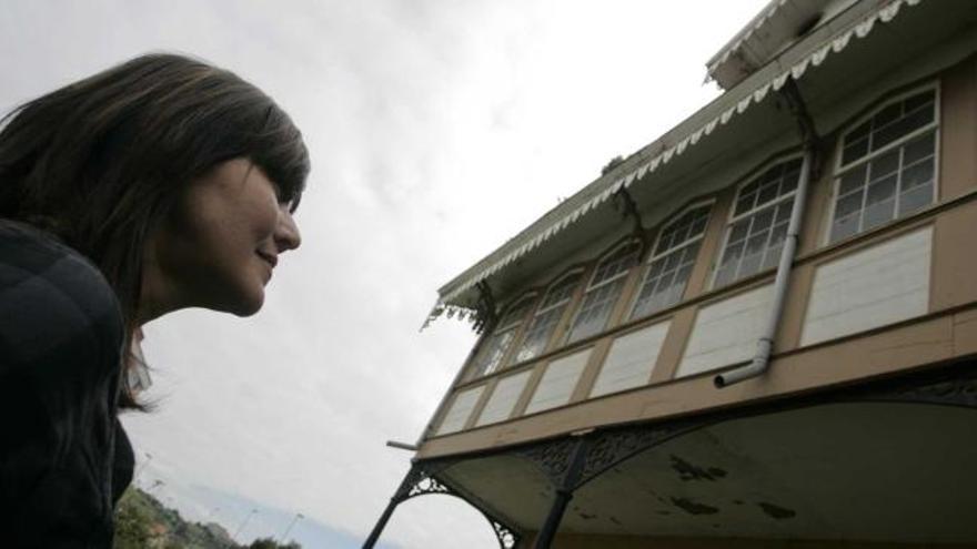 Ivonne M. Ovies, junto a la casa familiar de La Magdalena donde nació su bisabuelo y de la que partió para su viaje de vuelta a Cuba a bordo del «Titanic».