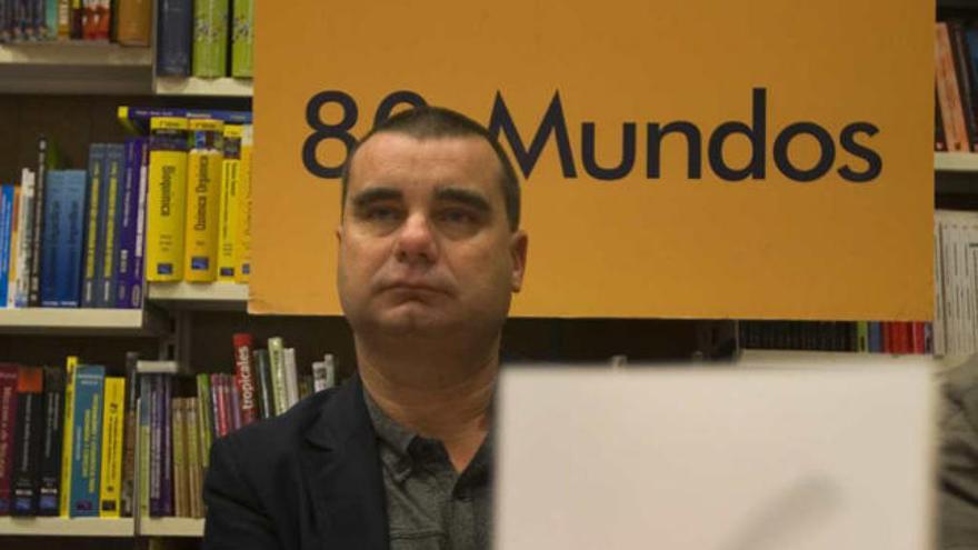 El escritor Ramón Bascuñana en la presentación de uno de sus libros.