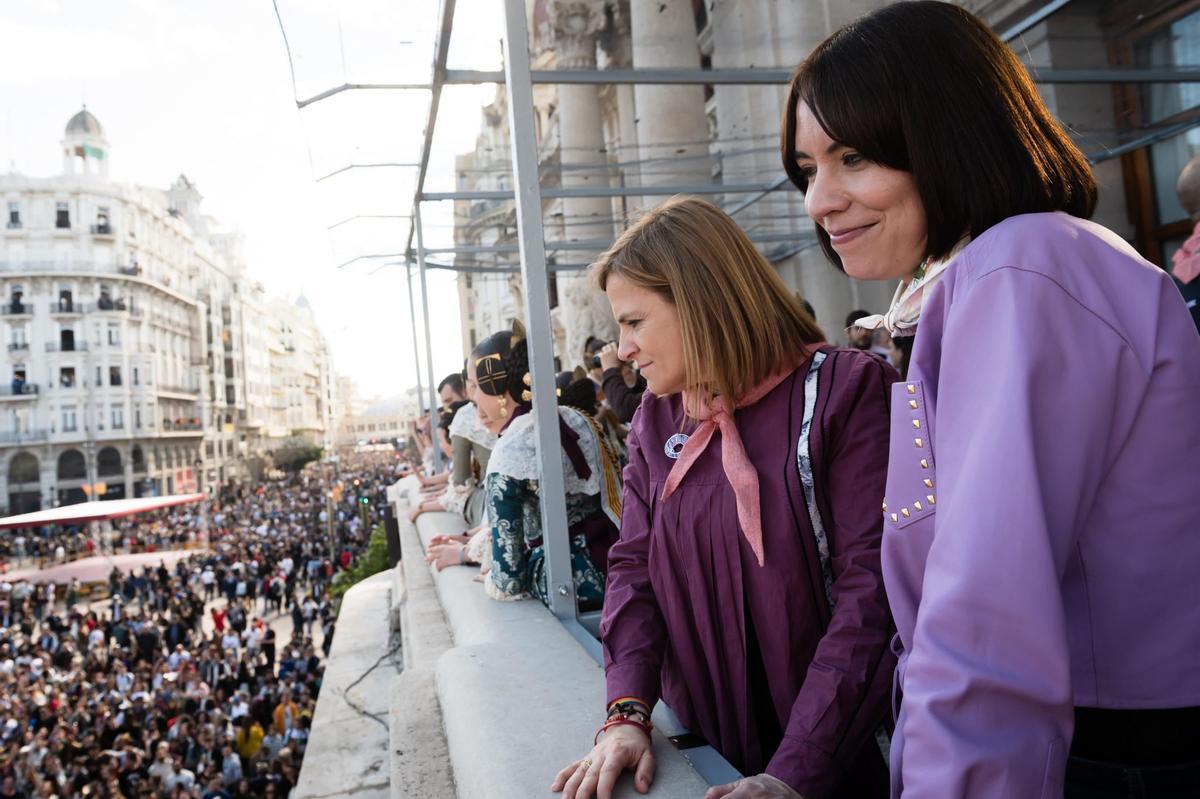 Morant y Bernabé miran la mascletà desde el Ayuntamiento de València, el sábado.