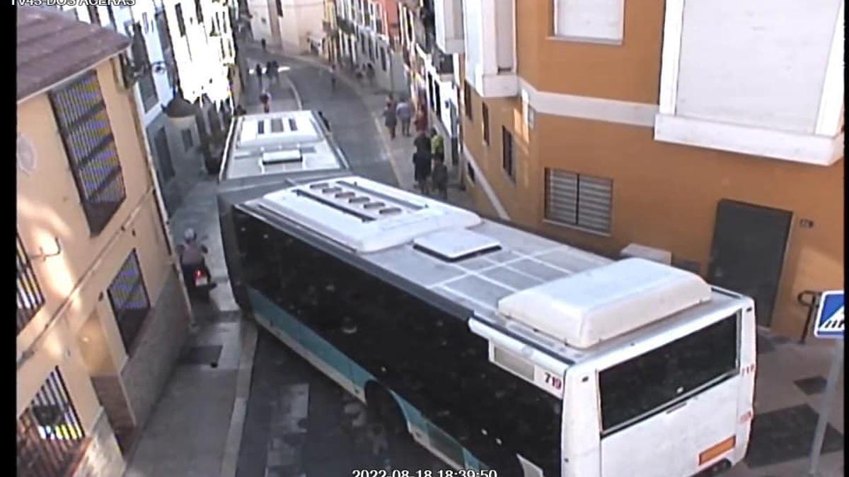 Imagen del autobús bloqueado en la entrada a la calle Dos Aceras.