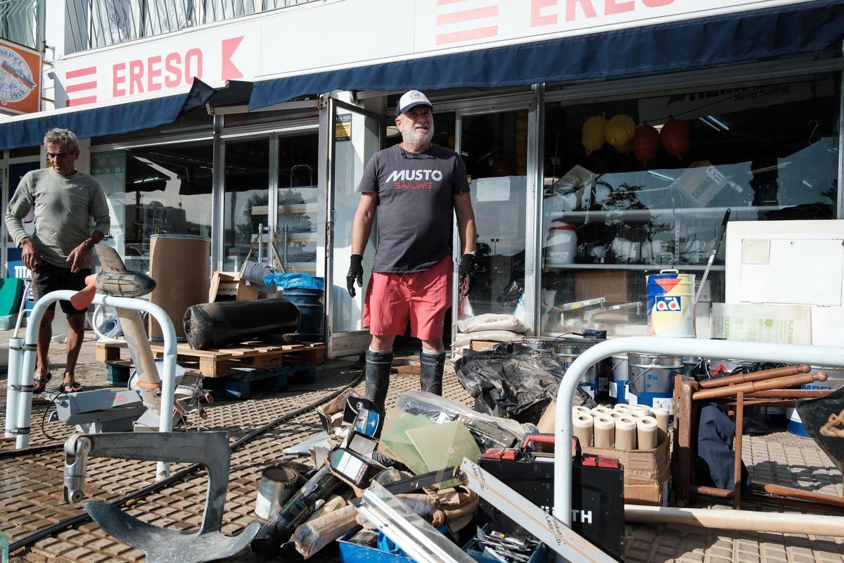 Joan Costa, en plena limpieza