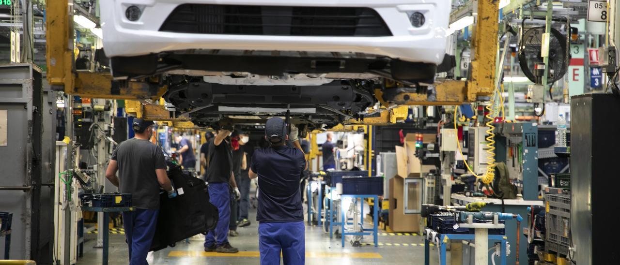 Un operario trabajando en los coches de Ford este pasado verano en Almussafes.