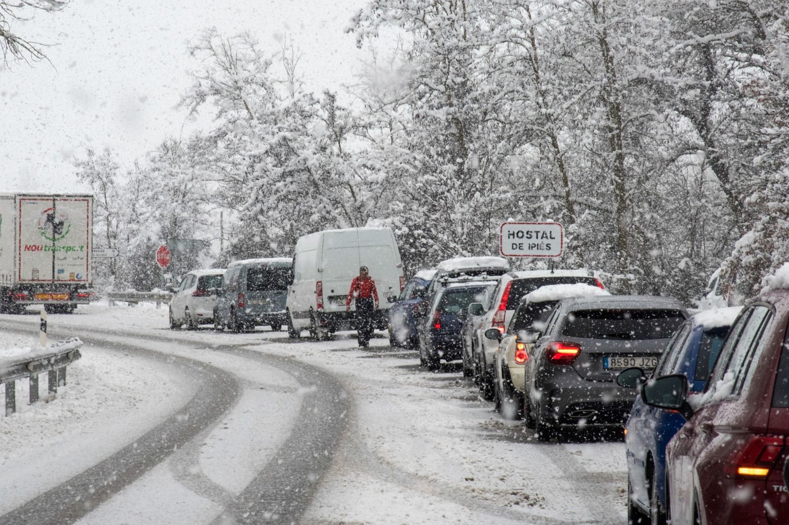 La nieve complica la circulación por las carreteras del norte de Aragón