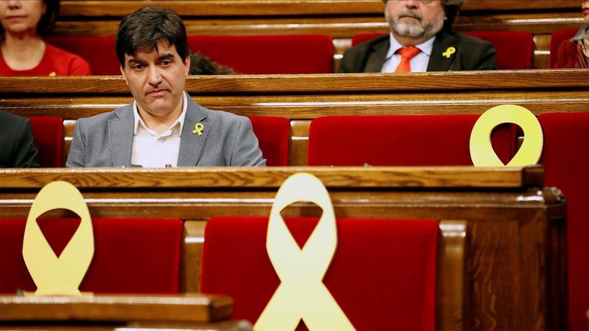 El portavoz de ERC, Sergi Sabrià, en su escaño del Parlament.