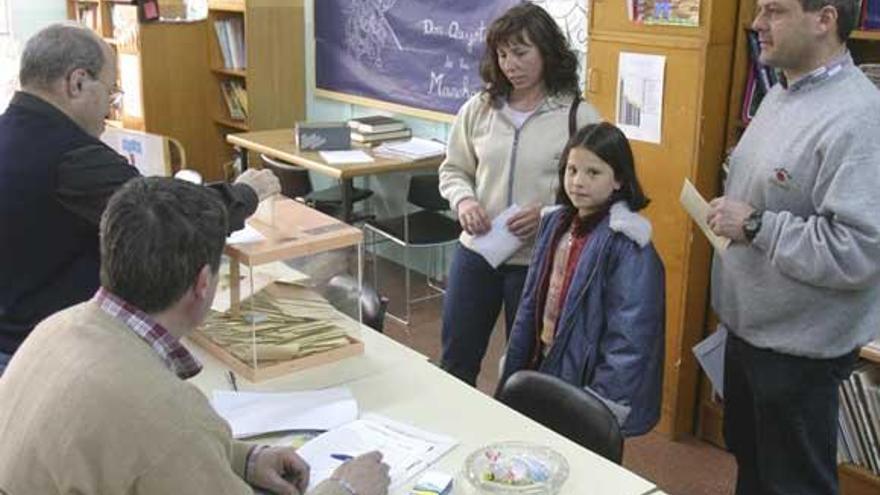 Una madre vota sobre el cambio de jornada escolar en un colegio gijonés.