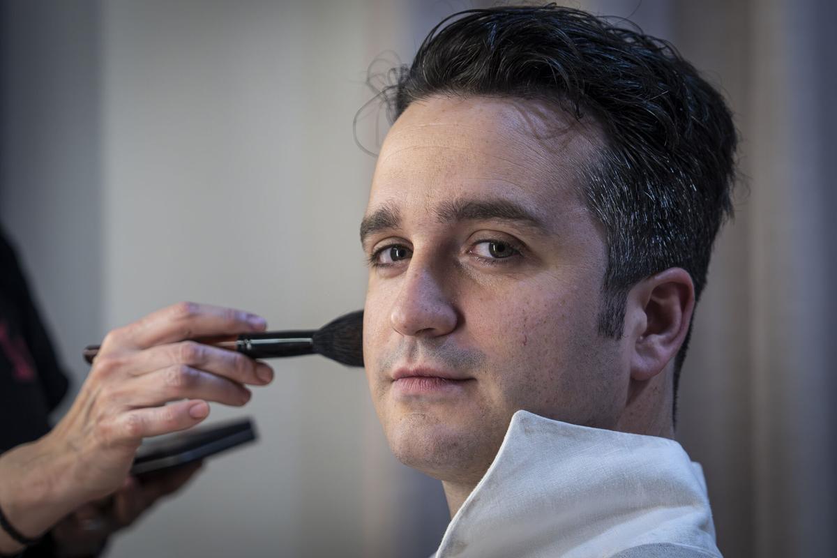 El tenor Xabier Anduaga, en plena sesión de maquillaje en el Liceu