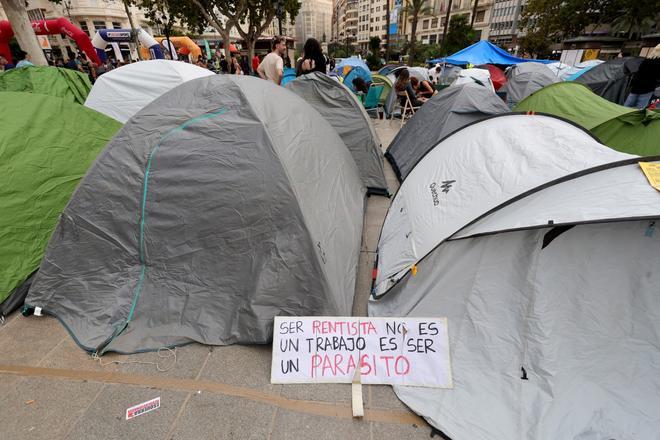 Así está la plaza del Ayuntamiento de València este domingo tras la primera noche de acampada