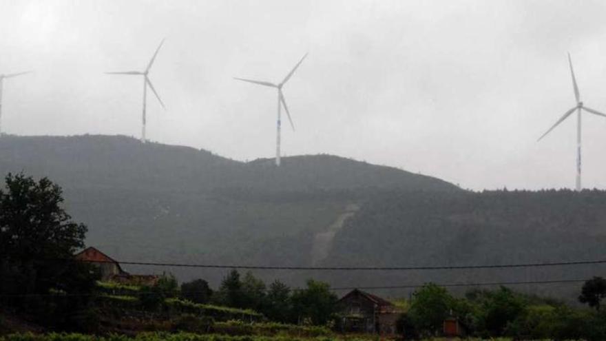 Vista de un parque eólico en el monte Xiabre.