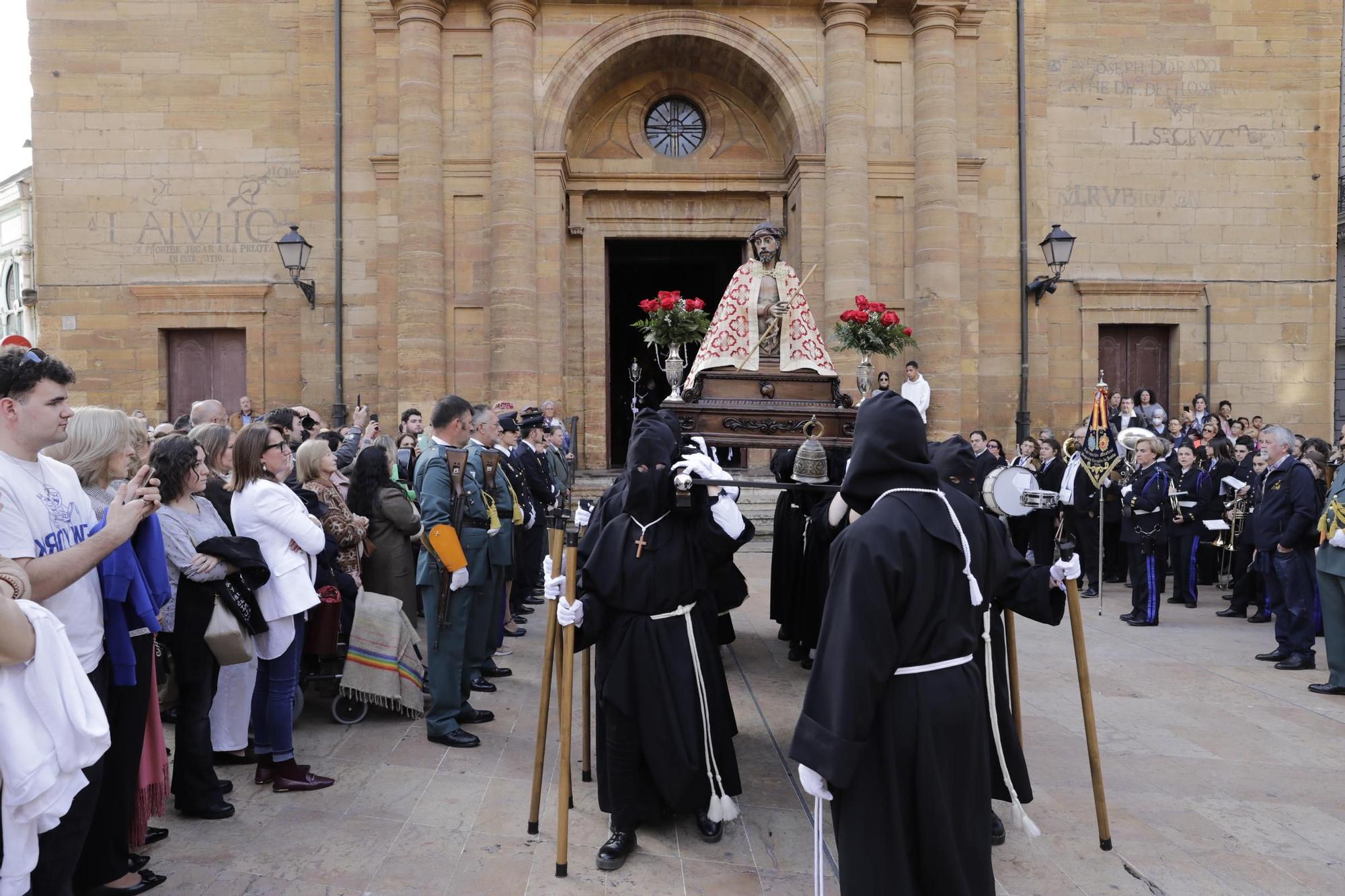 La procesión intergeneracional del Santo Entierro emociona Oviedo