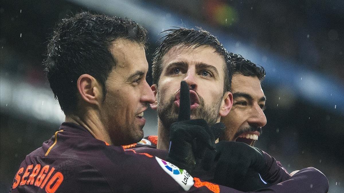 Piqué manda callar al público del RCDE Stadium tras marcar el gol del empate el pasado día 4