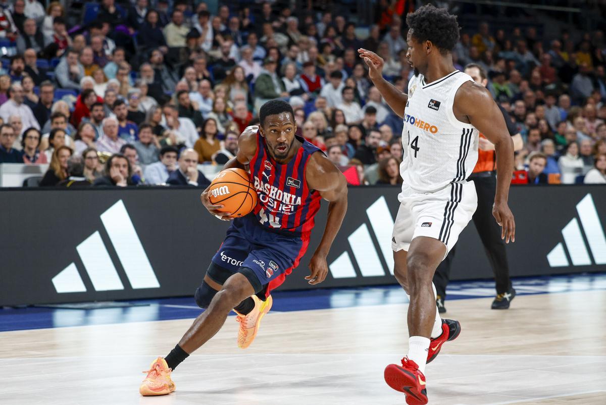 Madrid, 03/20/2025.- The Dominican Base of Real Madrid, Andrés Feliz (D) presses Kamar Baldwin, of Baskonia, during the match corresponding to the regular phase of the Endesa League that play today Domingo Real Madrid and Baskonia in the Movistar Arena Pavilion in Madrid. EFE / Daniel González.