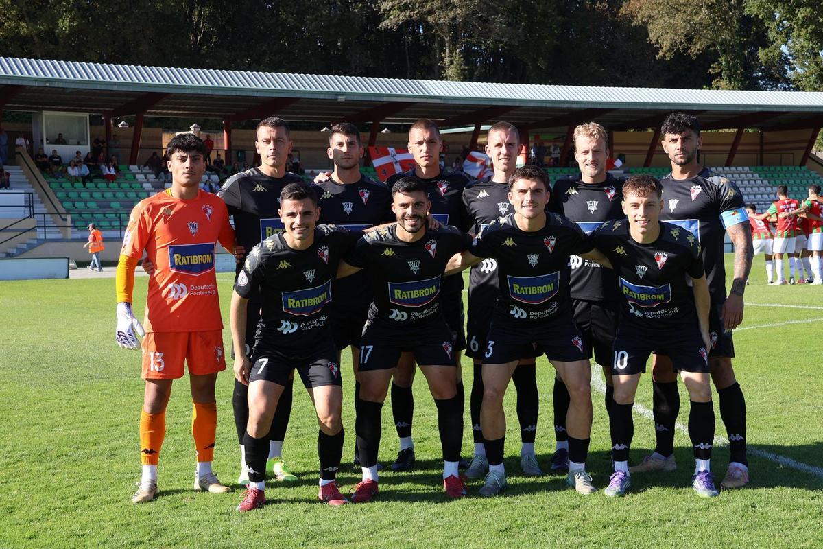 Alineación presentada por el Arosa sobre el césped de A Magdalena.
