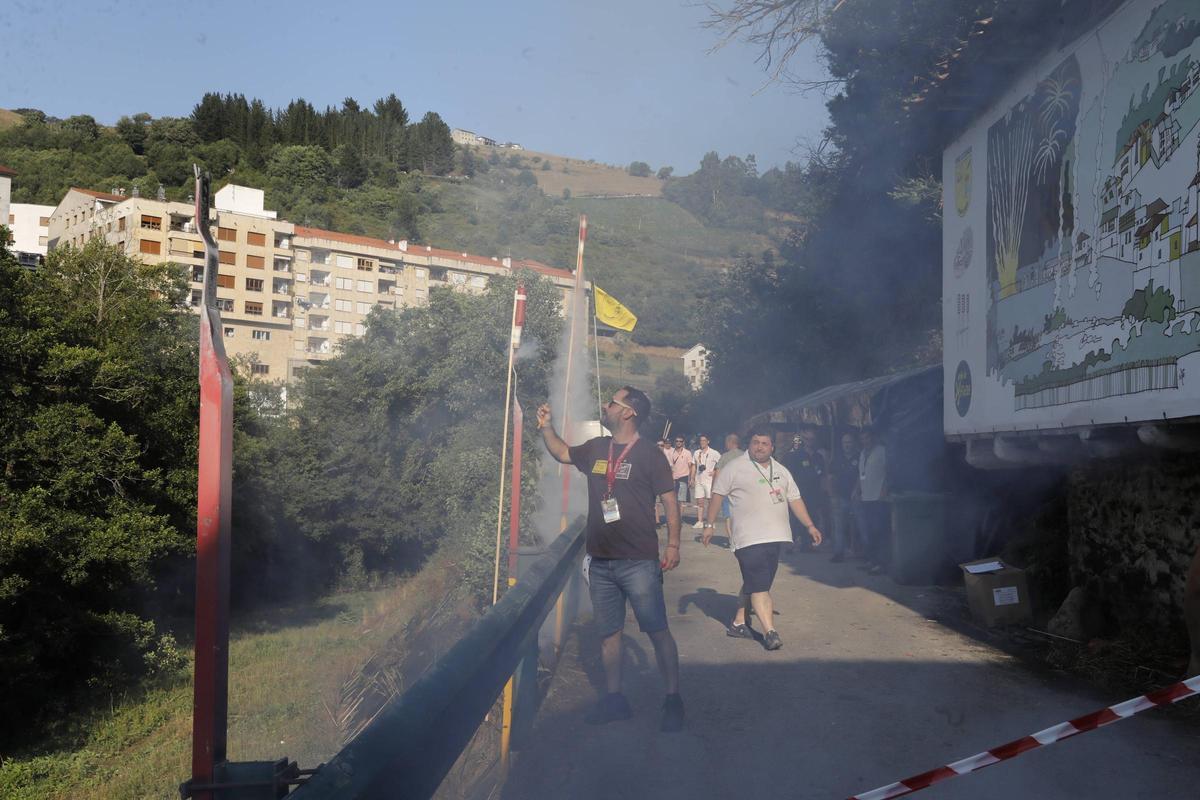 Así fue la impresionante Descarga que hizo temblar a Cangas del Narcea: 6.22 minutos de estruendo y casi 100.000 voladores en el cielo