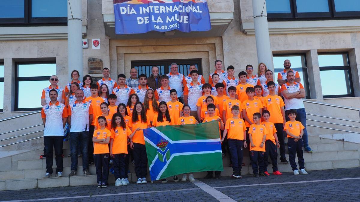 Foto de familia del Grupo de Ribera de Arriba con el Alcalde en el Ayuntamiento.