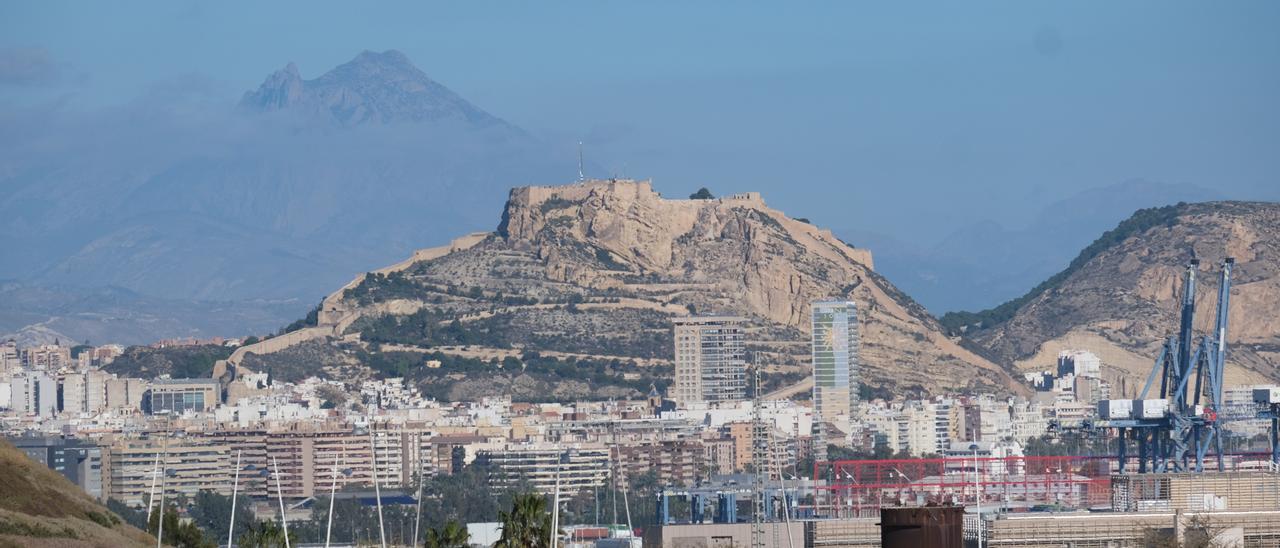 Panorámica de Alicante, que el bipartito quiere modernizar con las inversiones pendientes