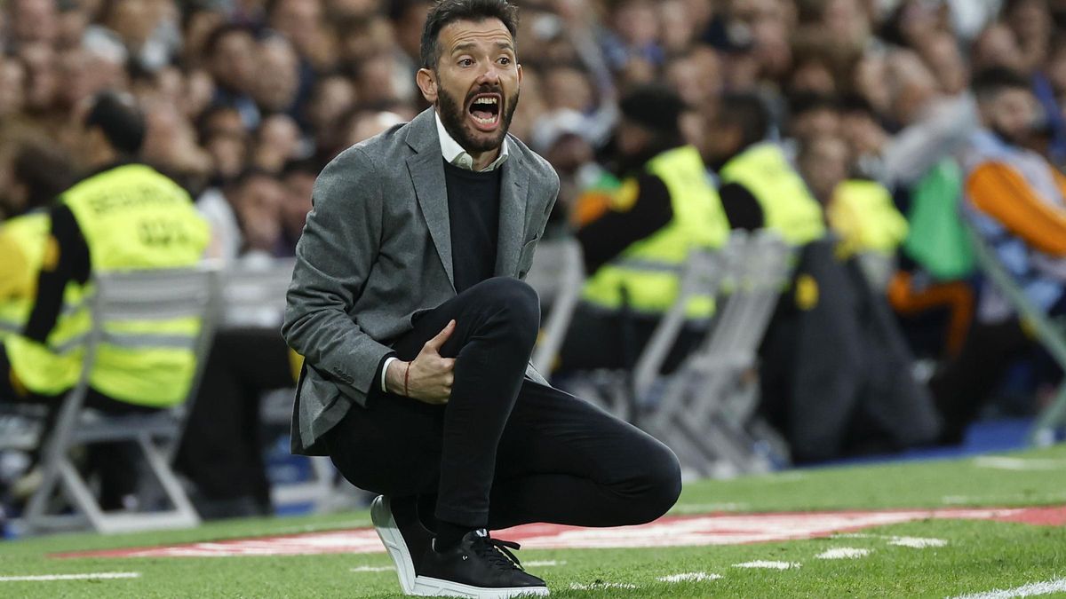 Carlos Corberán dando instrucciones en el Bernabéu