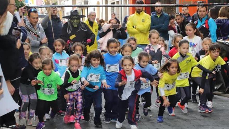 Distintas imágenes de la matinal atlética popular de ayer en el barrio del Raval con las carreras de los menores, los adultos y los usuarios de la Fundació Espurna.