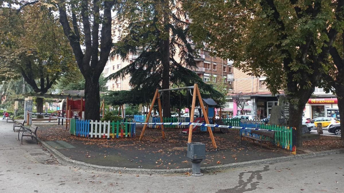 La zona infantil del parque Dolores F. Duro de La Felguera, hoy, cerrada.