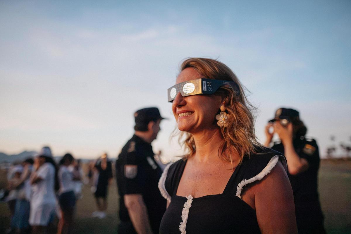 la alcaldesa en el momento del eclipse con la gafas puestas.